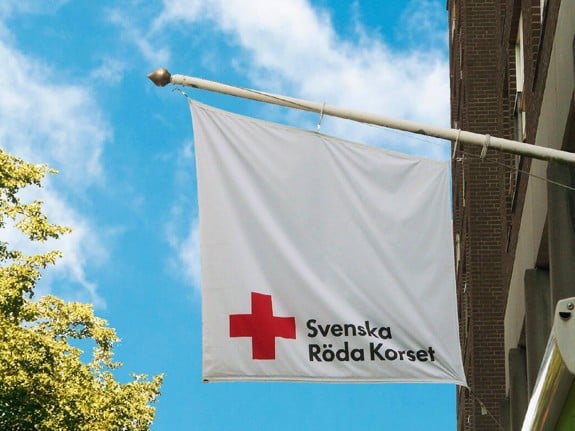 En rödakors-flagga Mariestad kommun